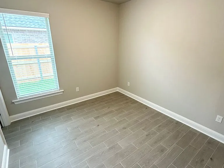 213 Paisley Ln — Photo 6