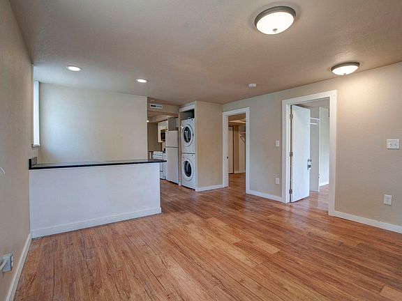 5th image of 985 Pleasant St #4092694