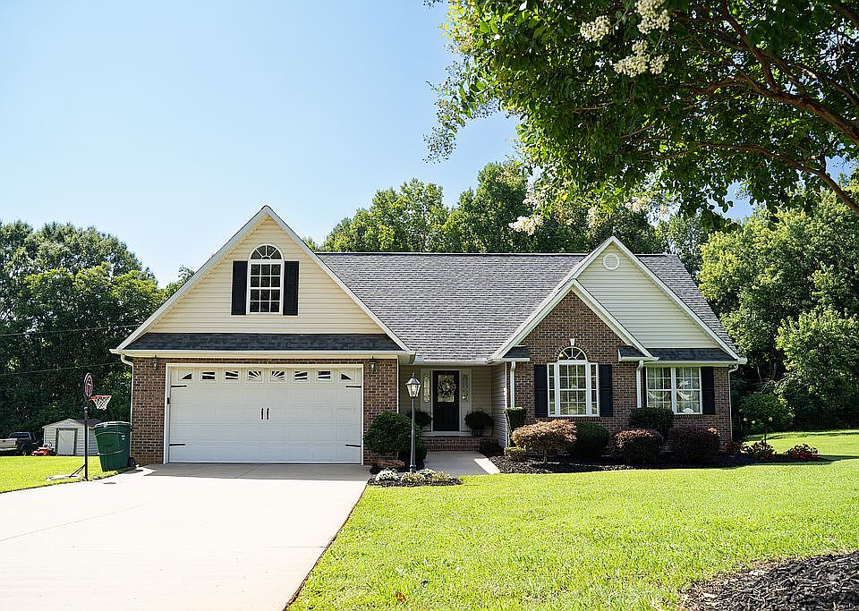 1st image of 122 Green Park Dr