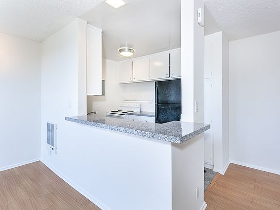 2nd image of 1010 S Bedford St #201