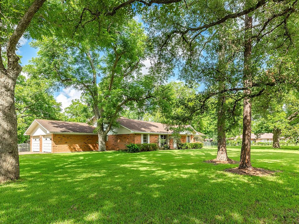 1st image of 120 Southern Oaks Dr
