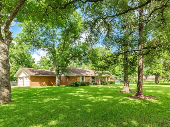 120 Southern Oaks Dr, Lake Jackson, TX 77566