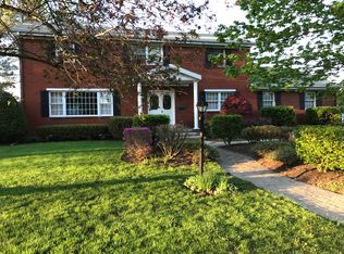 4 Valleyview Dr, Albany, NY 12208