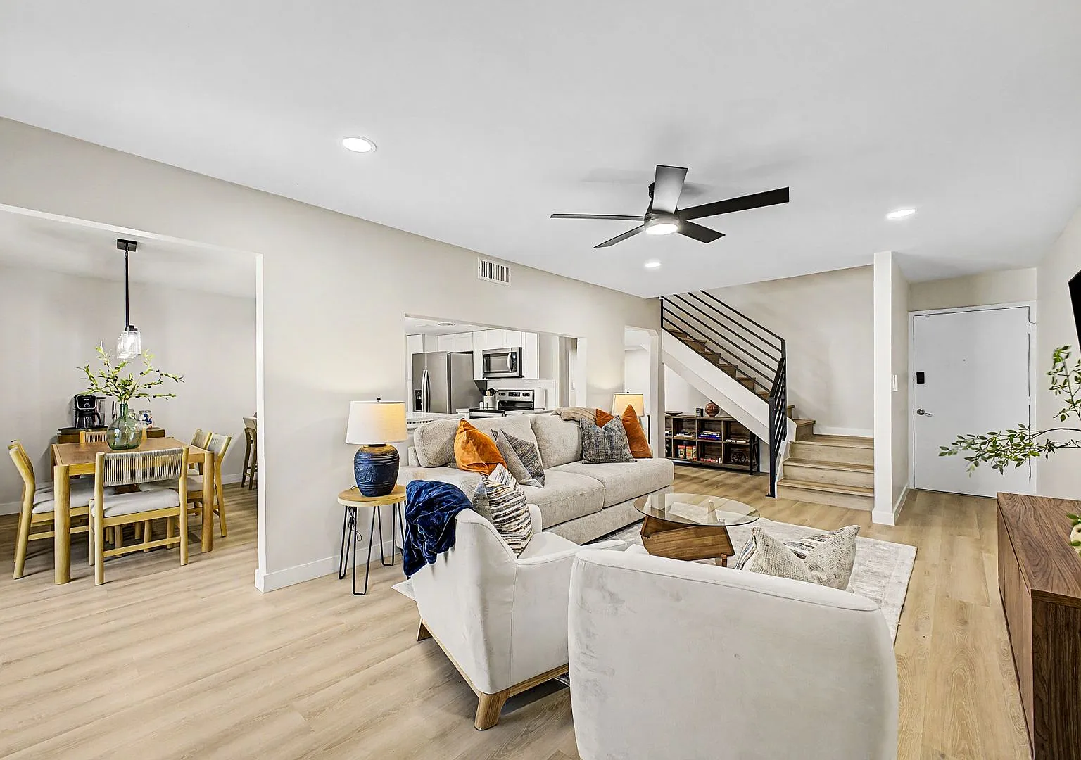 Fully Remodeled Phoenix Condo — Photo 2