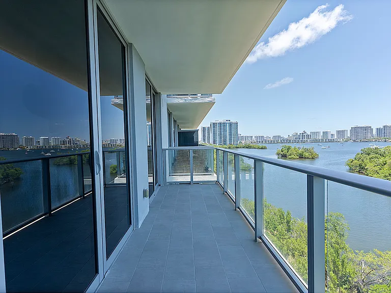 16385 Biscayne Blvd #717 — Photo 1