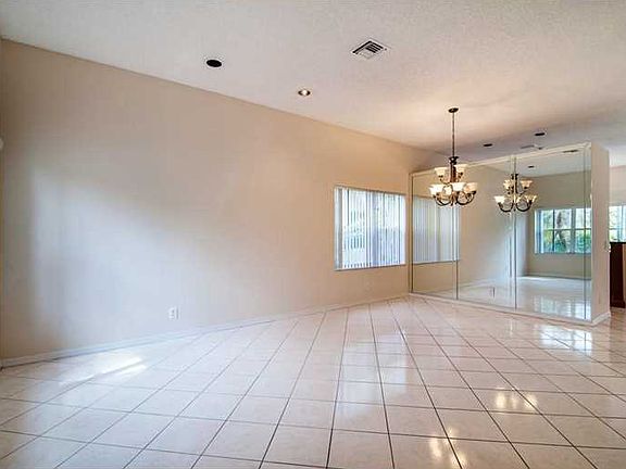 2nd image of 945 Tanglewood Cir