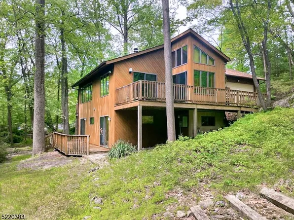 8 Allen Dr, Kinnelon Boro, NJ 07405