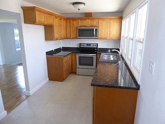 4th image of 923 E 52nd St