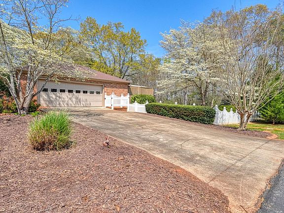 4th image of 300 Crestview Ln