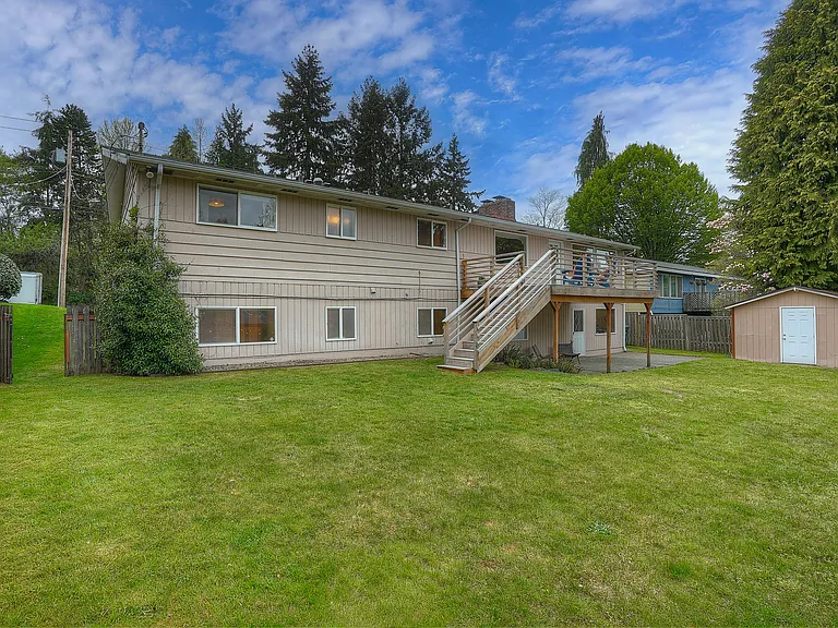 1045 Sunrise Ln — Photo 4