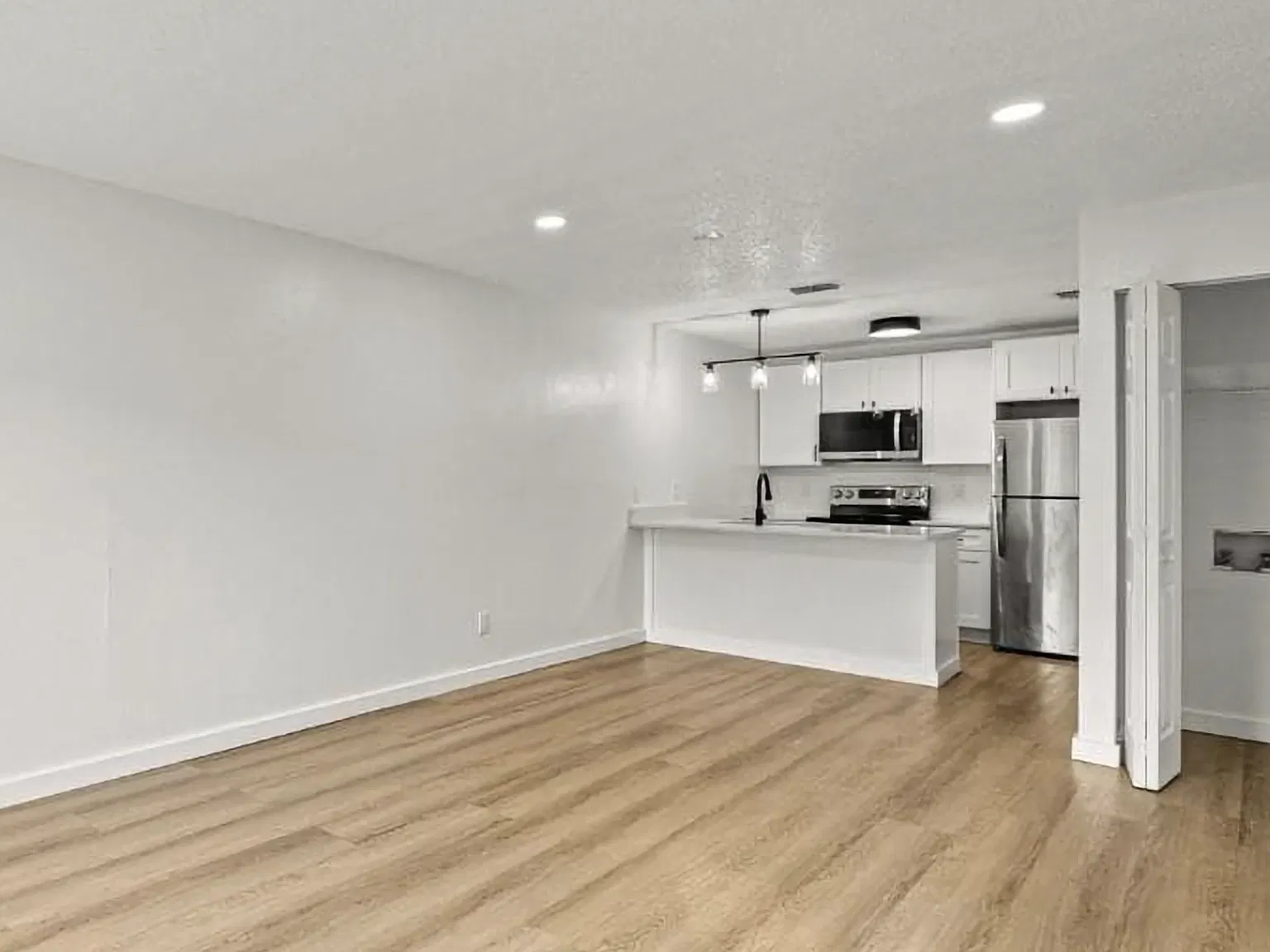 2 bed, 1000 sqft, $1,500 — Photo 3