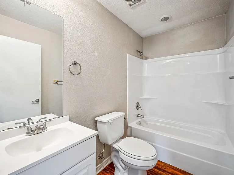 1401 N Columbia St — Photo 9
