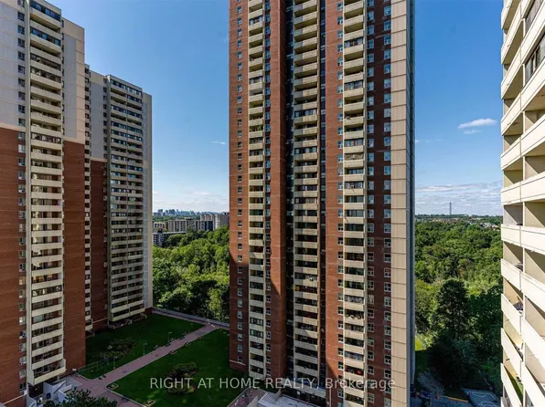 5 Massey Sq #106, Toronto, ON M4C 5L6