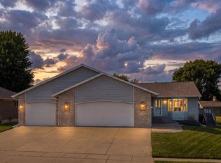900 E Heatherwood Dr, Brandon, SD 57005