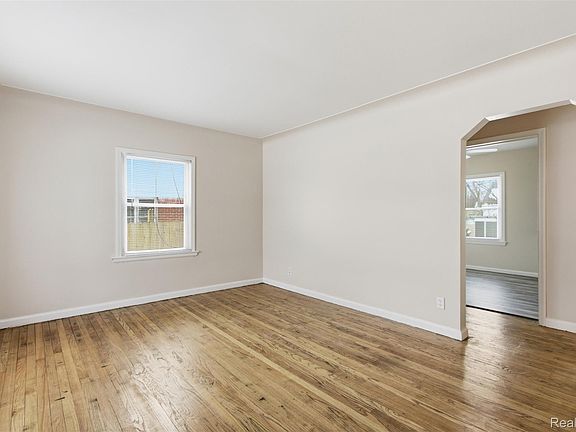 4th image of 19327 Sunset St