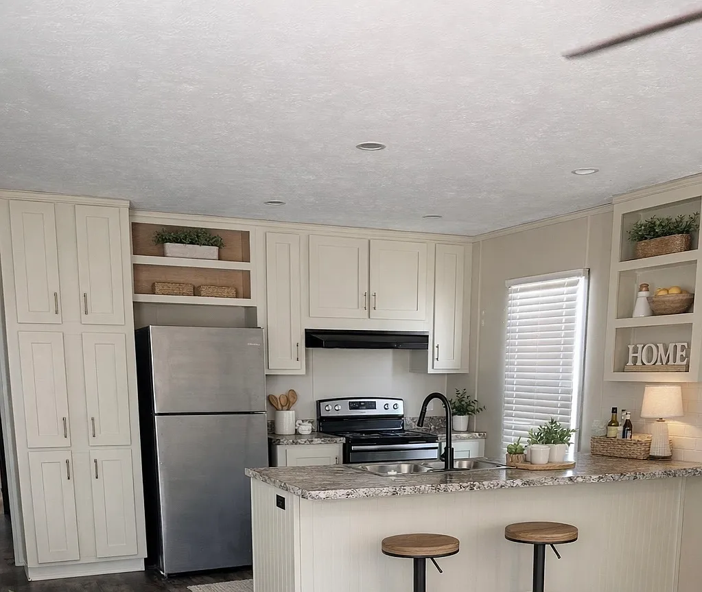 3 bed, $895 — Photo 1