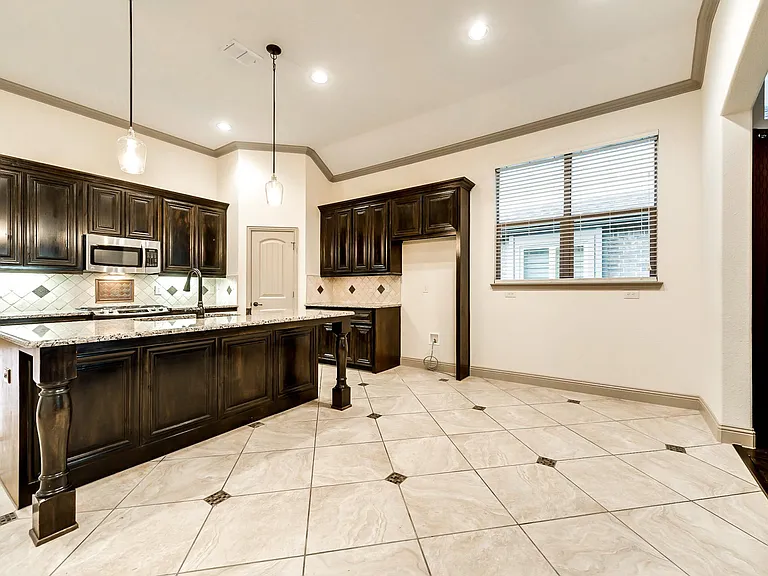 1025 Dunhill Ln — Photo 4