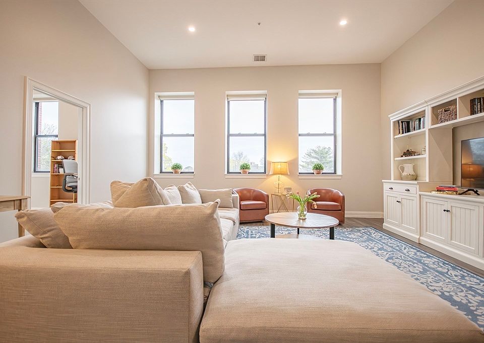 1st image of 1022 Hancock St Unit 112