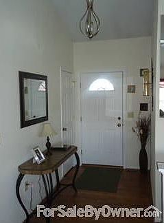 Foyer : Hardwood Floors