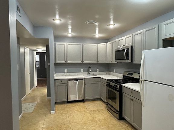 4th image of 812 Quince Orchard Blvd