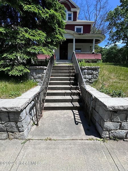 3rd image of 240 Broadway