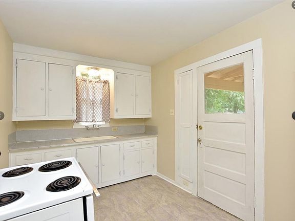 5th image of 902 NE 4th St