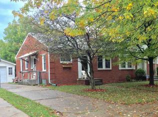 19007 Roscommon St, Harper Woods, MI 48225