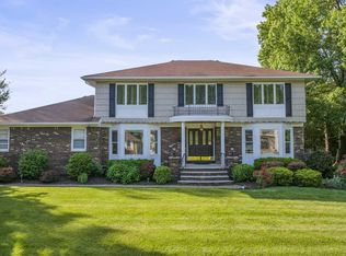 8 Edgewood Ter, Fairfield, NJ 07004