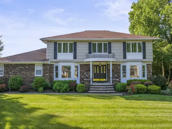 8 Edgewood Ter, Fairfield, NJ 07004