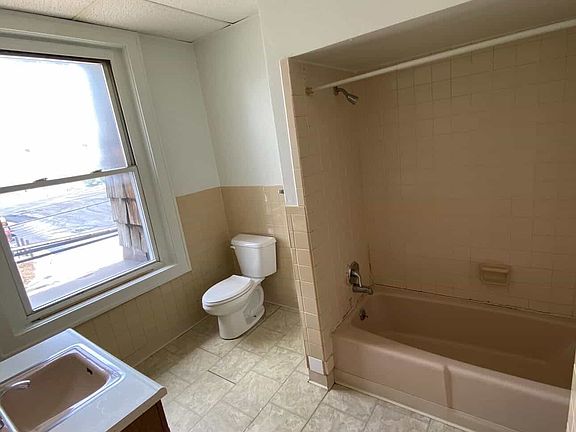 5th image of 14 E Pike St APT 3C