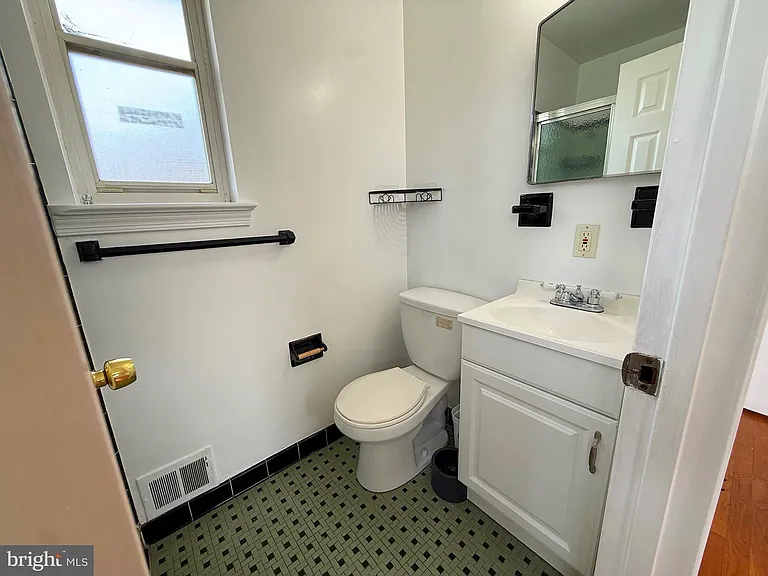 7104 Adelphi Rd — Photo 14