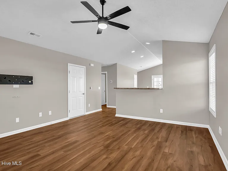 613 Whittle Ct — Photo 7