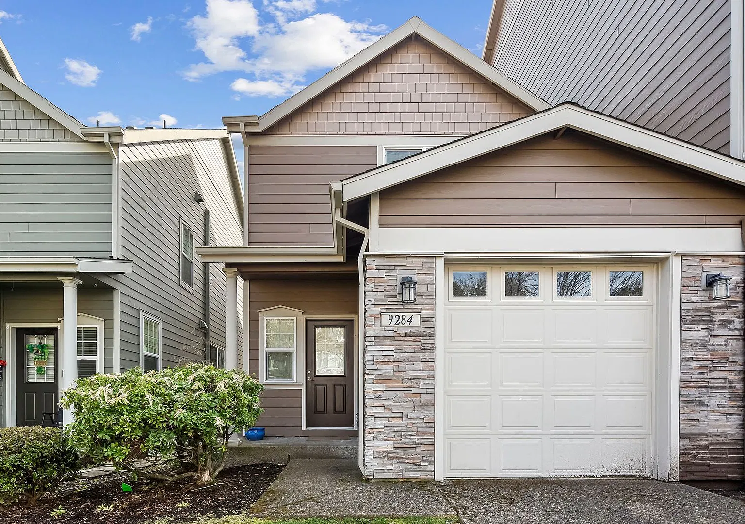 Tualatin Beauty 3 Bed/3bath Townhome + 1 Car Garage + W/D + Fenced Patio/Yard! — Photo 3