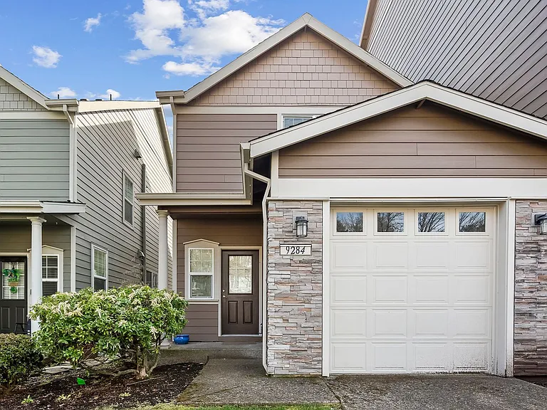 9284 SW Sweek Dr — Photo 3