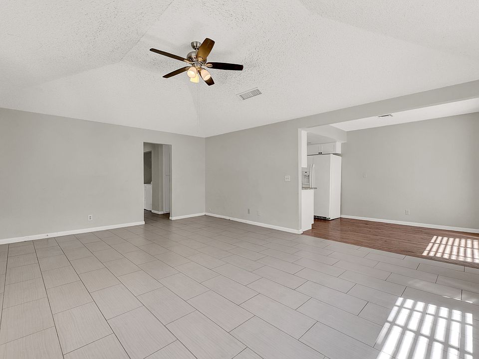 #GuardianRealty 6611 SIlverstream A Las Vegas Townhome Rental 3 Bedrooms living room_09192025