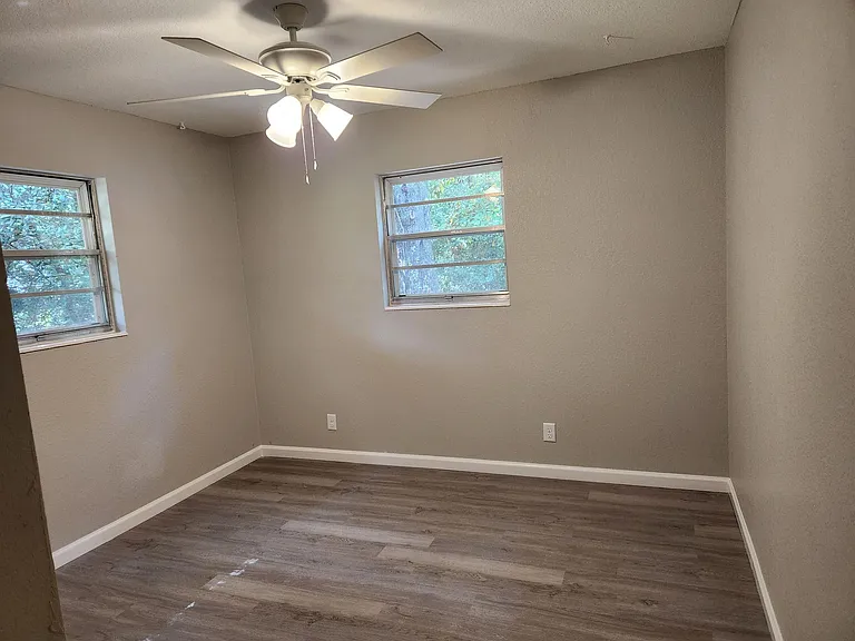 503 W Griffith Ave — Photo 8