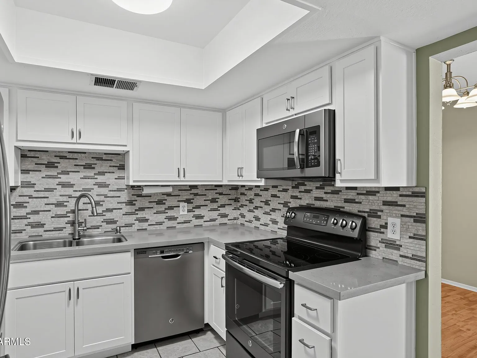 3 bed, 2.0 bath, 1761 sqft, $2,340 — Photo 4