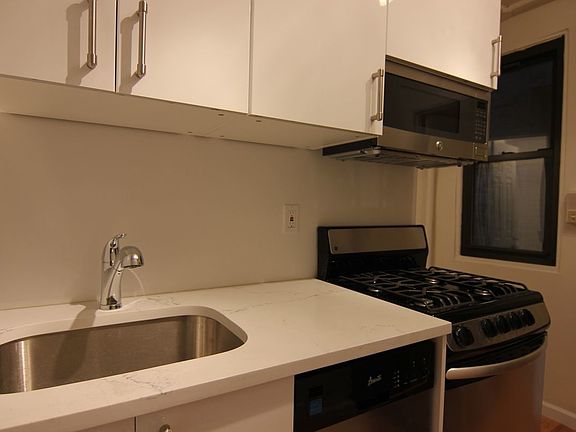 2nd image of 425 W 45th St APT 4RW