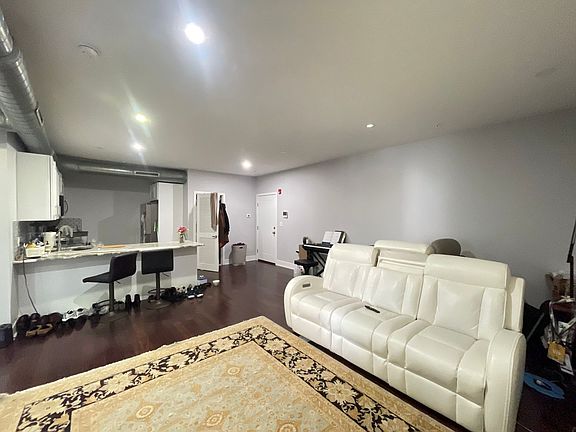4th image of 300 Richmond St #10