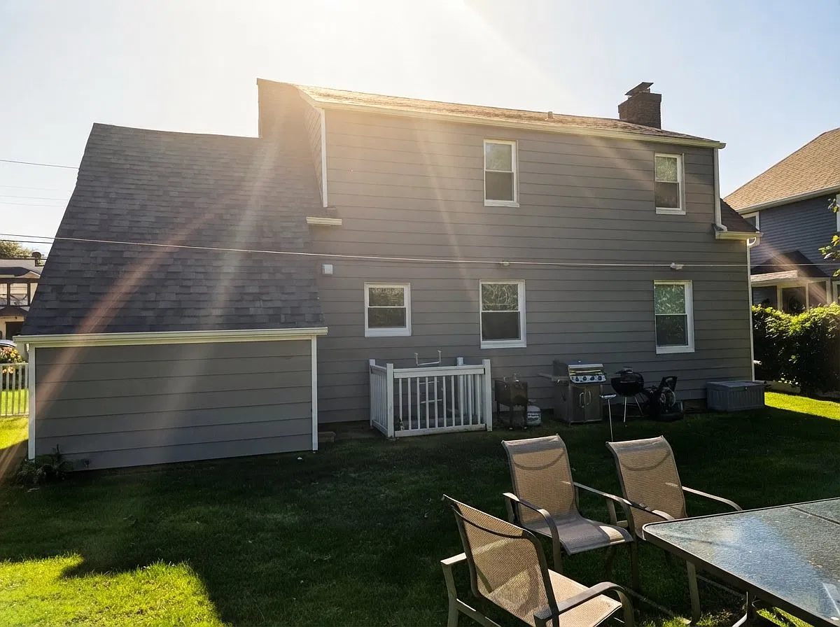 newly renovated 3 bedroom home with new finished basement apartment — Photo 4