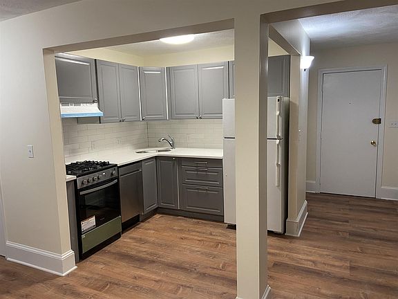 4th image of 40 College Ave