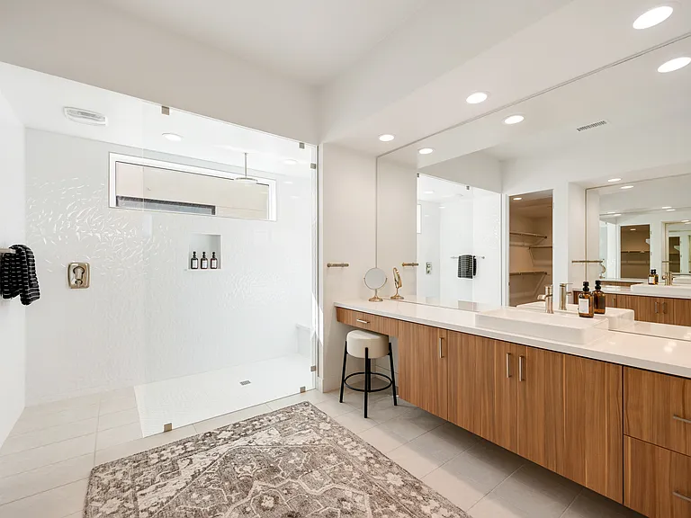 Master Suite 1 Bathroom