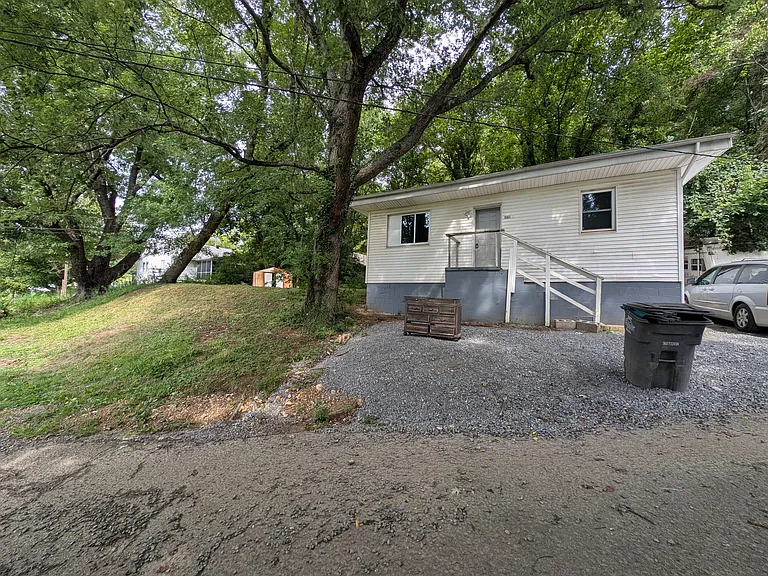 983 Kinsler Ave — Photo 2