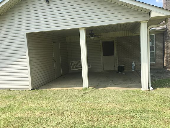 Back patio area w/swing