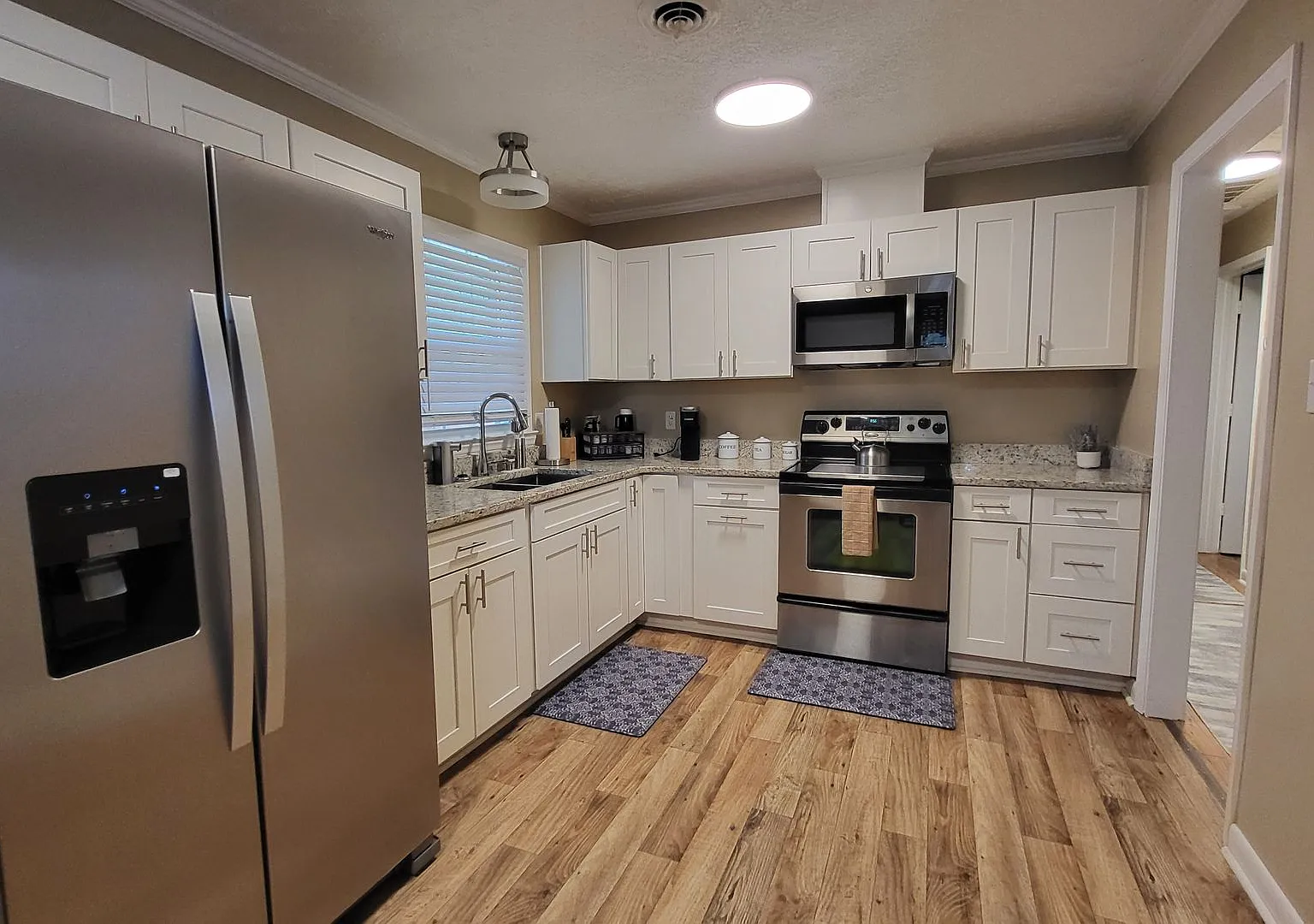 3 Bedroom, 1 Bath Furnished Ranch Style Home — Photo 3