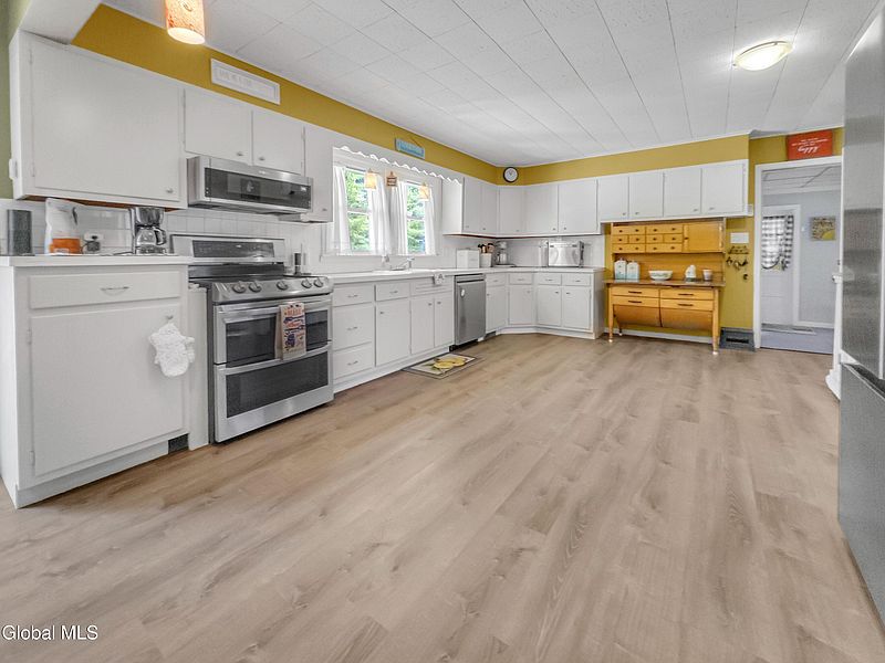 5th image of 16 Donna Avenue