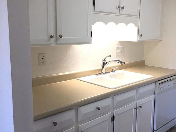 Comfortable kitchen with lots of counter space. Dishwasher too!