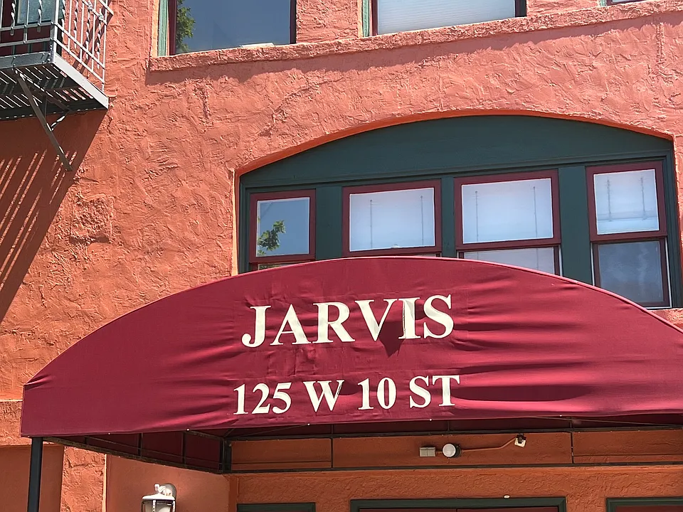 125 W 10th St #208