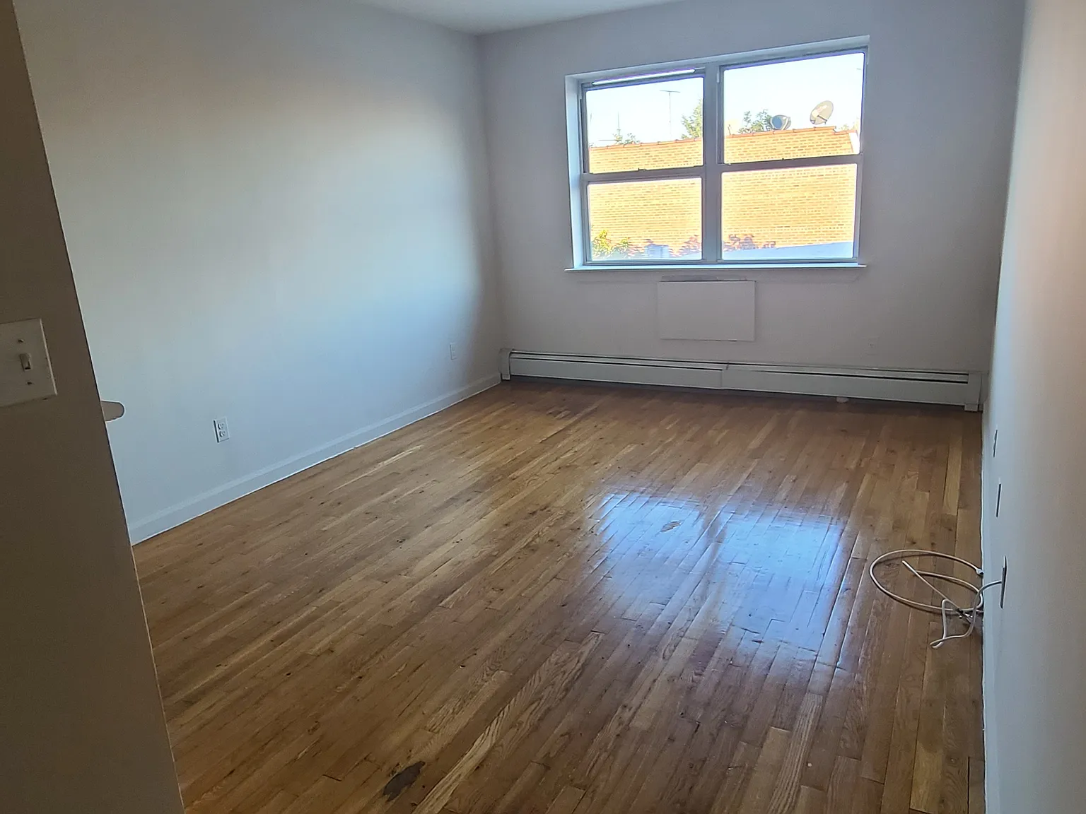 25-20 Crescent Street — Photo 3