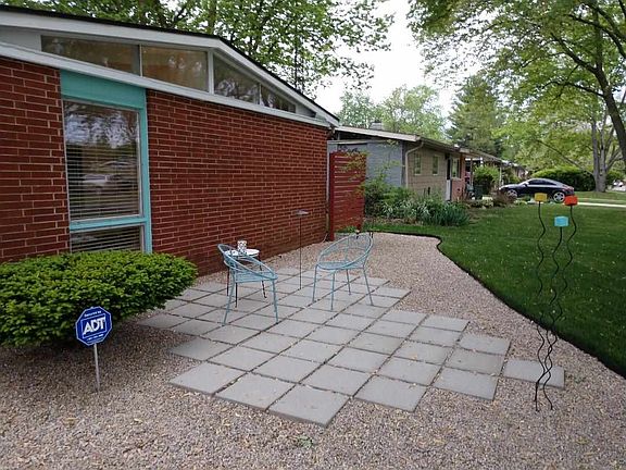 3rd image of 2205 W Sheffield Dr